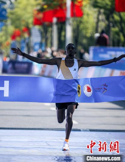 4万余跑友参与太原马拉松 埃塞俄比亚选手以2小