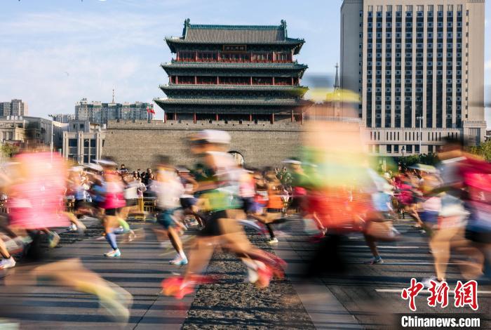 4万余跑友参与太原马拉松 埃塞俄比亚选手以2小