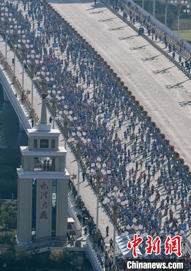 4万余跑友参与太原马拉松 埃塞俄比亚选手以2小