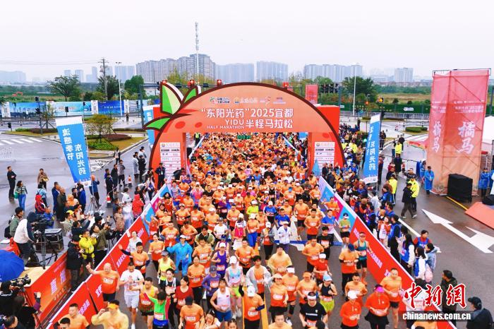 宜都半程马拉松开跑 选手畅跑柑橘林赛道