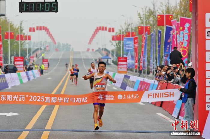 宜都半程马拉松开跑 选手畅跑柑橘林赛道