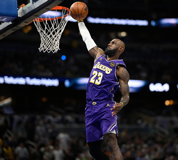 勒布朗·詹姆斯历史性突破：1612场里程碑战逆转