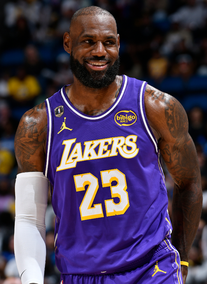 勒布朗·詹姆斯历史性突破：1612场里程碑战逆转