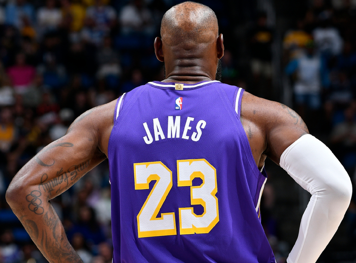 勒布朗·詹姆斯历史性突破：1612场里程碑战逆转