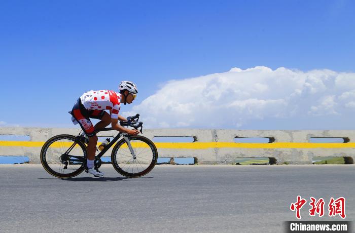环青海湖赛首进全球最大光伏园区挑战极限