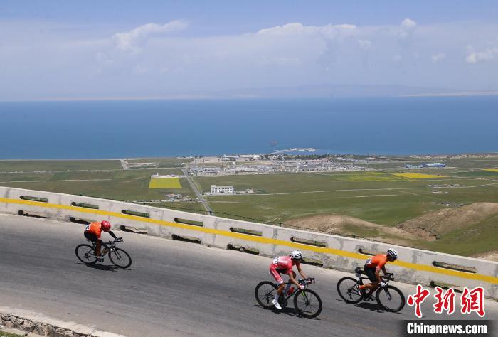 环青海湖赛首进全球最大光伏园区挑战极限