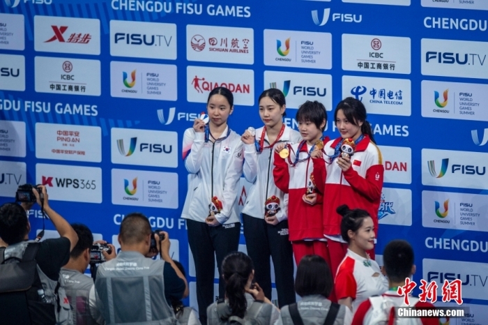跳水女子双人十米台决赛中国组合夺冠,张家齐/掌敏洁以高分夺金,现场奖牌展示